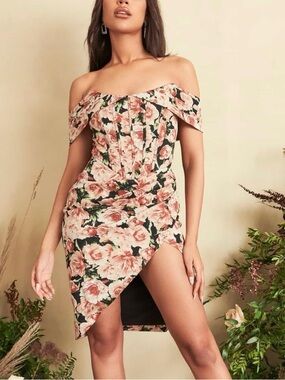 NWT Lavish Alice Bardot Off Shoulder Dress in Dark Floral Size 6